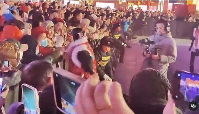 A captura de vídeo mostra um robô de IA atacando o espectador