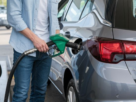 homem abastecendo tanque de combustivel do carro