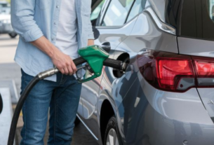 homem abastecendo tanque de combustivel do carro